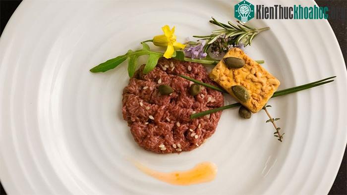 Bánh tartare thịt bò được làm bằng thịt nuôi cấy từ Mosa Meat.