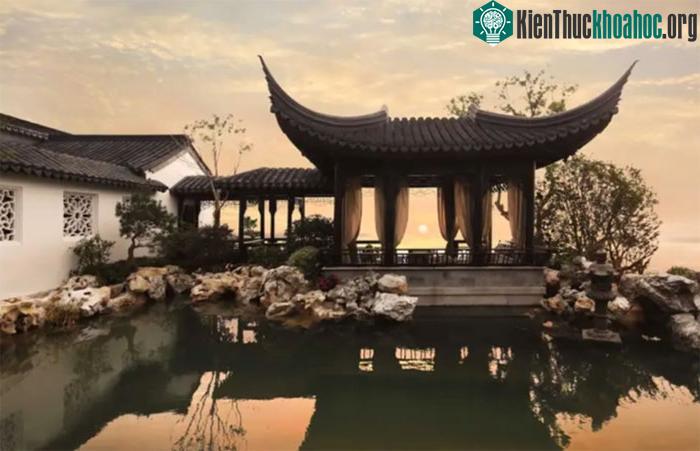 Tất cả 32 phòng ngủ của biệt thự đều hướng về phía nam, để có hướng đón nắng lý tưởng.