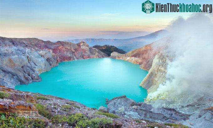 Hồ axit ở trung tâm hõm chảo Ijen.
