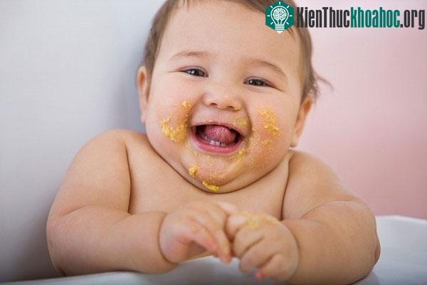 Trẻ uống sữa ngoài dễ thừa cân béo phì hơn trẻ được bú sữa mẹ hoàn toàn.