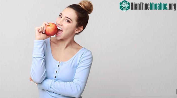 Việc ăn trái cây tươi khiến chúng ta bổ sung chất xơ và đường cùng lúc.