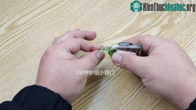 Bạn có thể bôi dầu gió lên vị trí ngón tay bị keo dính để gỡ keo ra.