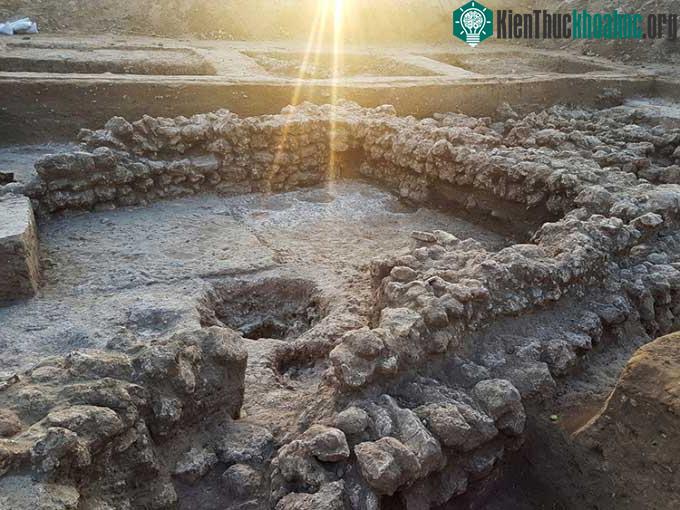 Tàn tích các tòa nhà của ngôi làng Chalcolithic được khai quật ở Ashkelon.