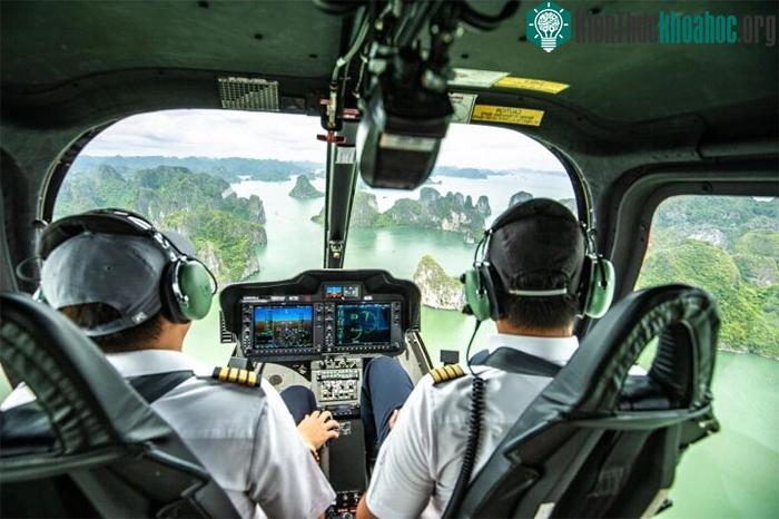 Bên trong buồng lái hiện đại của Bell 505.