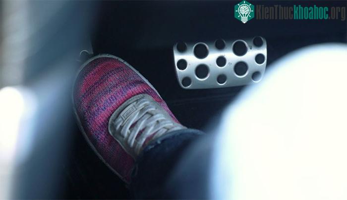 Đặt chân đúng cách giúp kiểm soát xe tốt hơn.