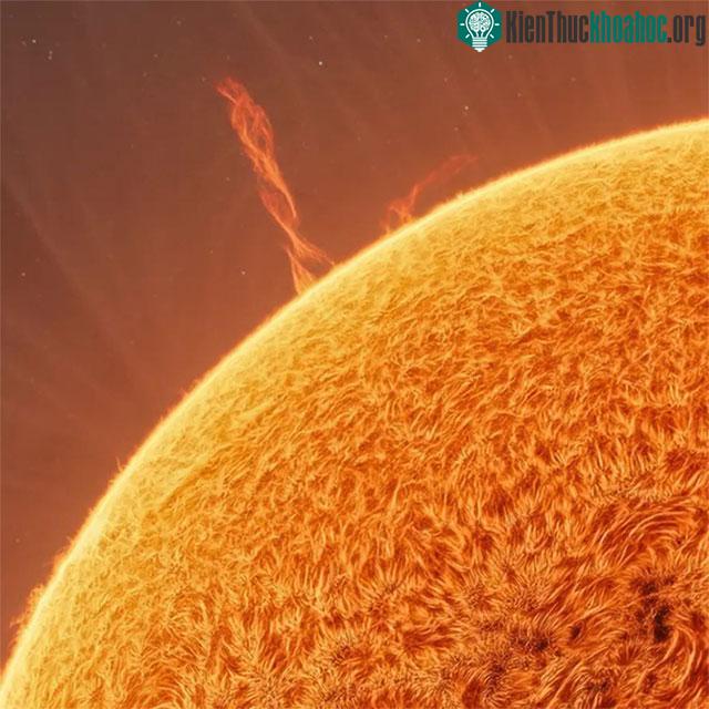 Cận cảnh bề mặt của Mặt trời với các tia plasma và lốc plasma.