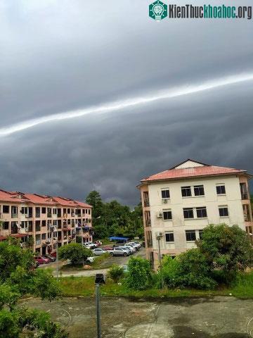 Nhiều người dân cảm thấy hiếu kỳ trước đám mây có hình thù kỳ lạ.