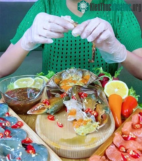 Một TikToker giới thiệu bữa ăn khổng lồ với nhiều thực phẩm sống.