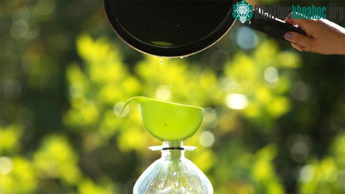 Người dân cần cho dầu vào các vật chứa trước khi vứt bỏ