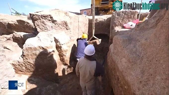 Ngôi mộ được bao quanh bởi những phiến đá kiên cố.