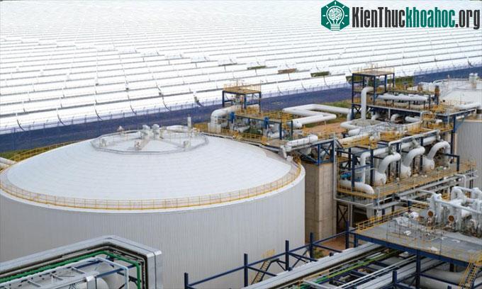 Nhà máy Wulate Zhongqi sử dụng hệ thống máng cong để tập trung ánh sáng mặt trời