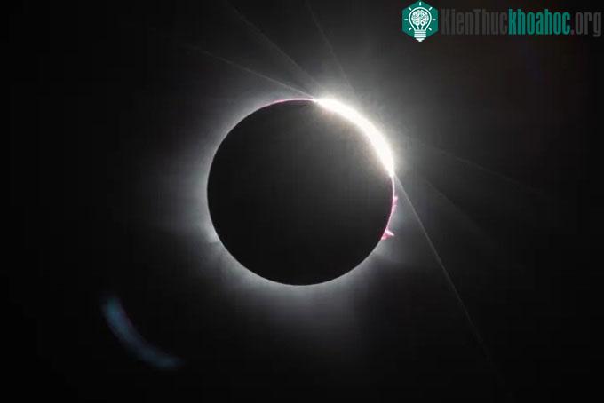Nhật thực toàn phần tại điểm quan sát tại Tây Australia, Australia.