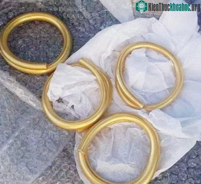 4 chiếc vòng vàng nguyên khối nặng tới 4kg.