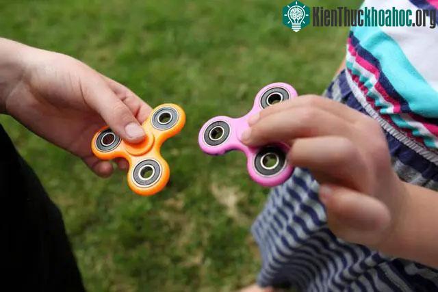 Con quay fidget spinner