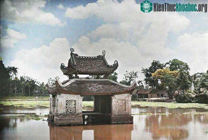 Thủy đình giữa ao Long Chiểu phía trước chùa Thầy.