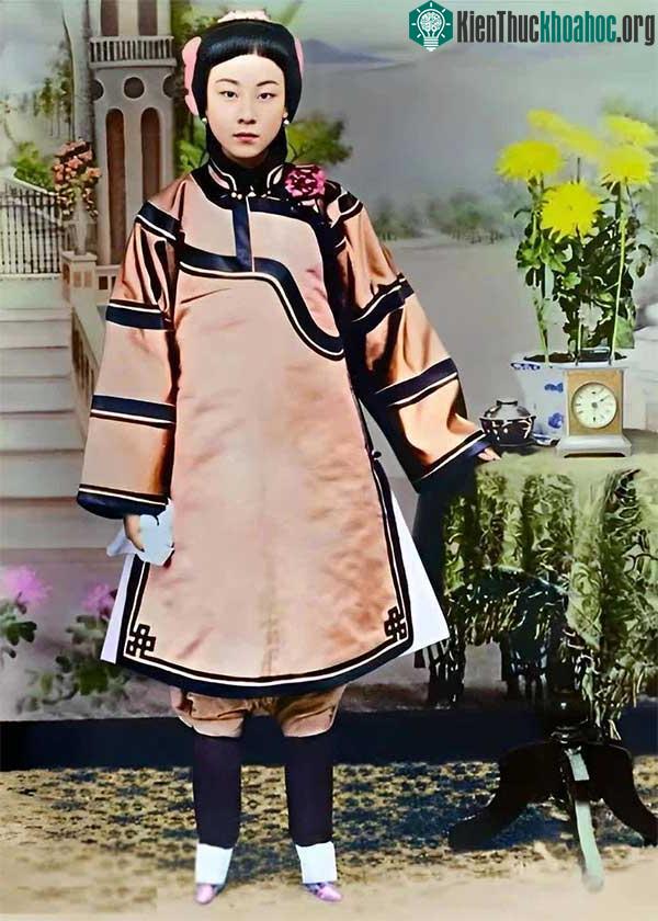 Sài Kim Hoa, một trong ba kỹ nữ nổi tiếng nhất thời đó.