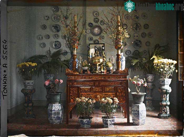 Bàn thờ gia tiên ở nhà ông Hoàng Trọng Phu, dịp Tết năm 1915.