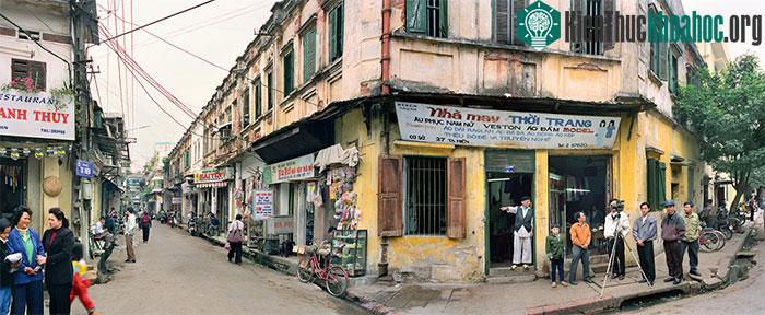 Khung cảnh số 27 phố Tạ Hiện năm 1999.