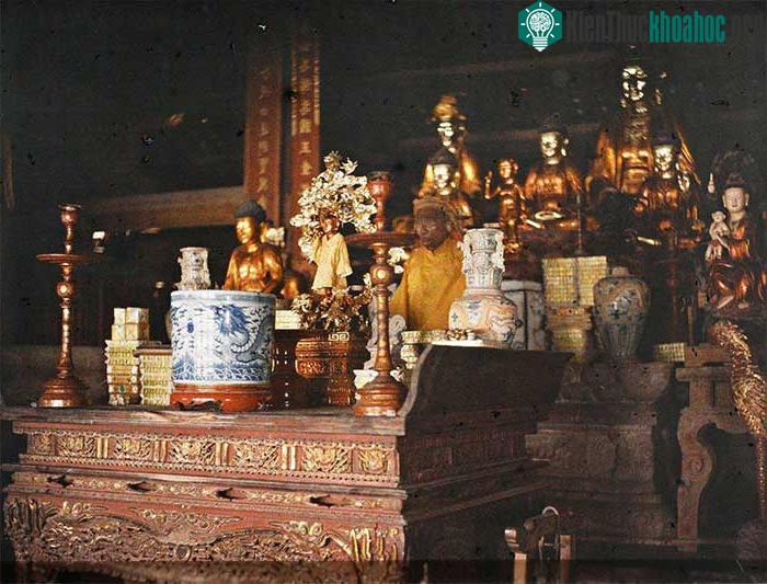 Không gian bên trong chùa Thượng, nằm trên sườn núi Sài Sơn.