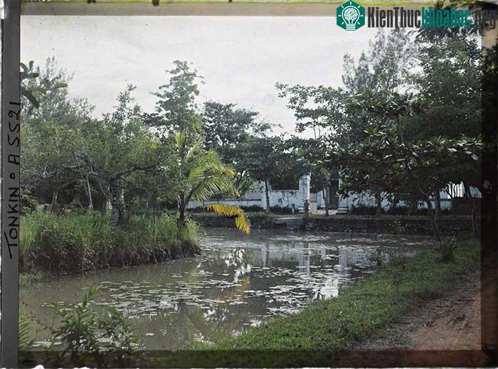 Trong khuôn viên lăng Hoàng Cao Khải.