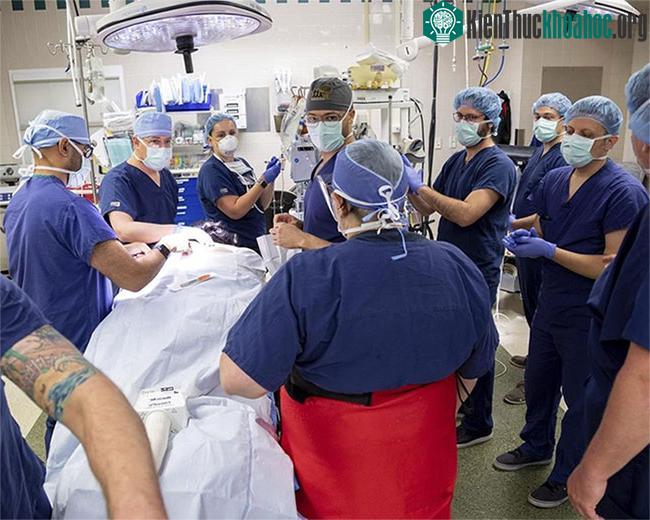 Đột quỵ xảy ra khi nguồn cung cấp máu lên não bị tắc nghẽn hoặc khi một mạch máu bị vỡ.
