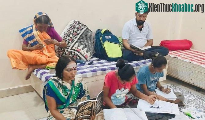 Gia đình anh Anil Nikam trong "giờ giới nghiêm" tại một ngôi làng ở Maharashtra, Ấn Độ.