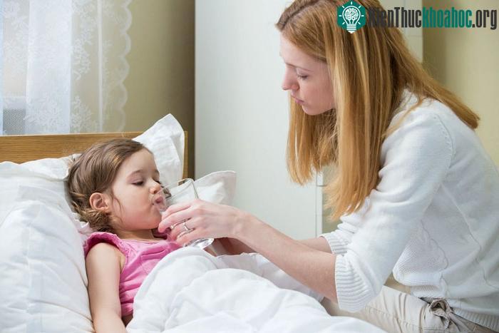 Bù nước và điện giải là phương pháp điều trị chính.