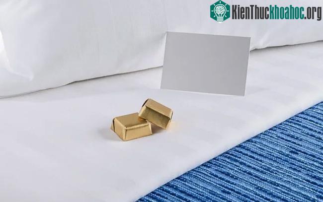 Món quà tặng kèm thường là một miếng socola vuông được sản xuất hàng loạt.