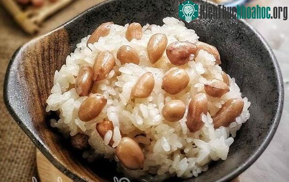 Xôi tính ôn, ấm, không phù hợp cho những người hay bị nổi mụn trứng cá vì cơ địa đã bị nóng