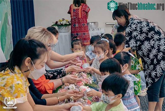 Các em học sinh mẫu giáo trường quốc tế RAIS, Thái Lan