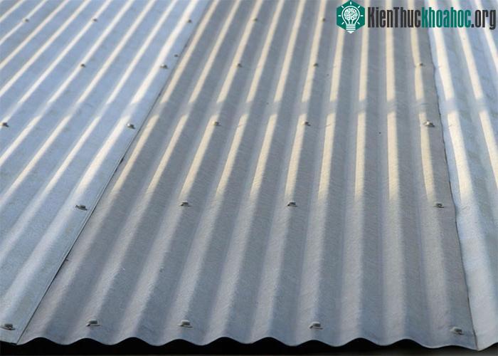 Những tấm xi măng sợi để lợp mái này đều có chứa chất amiăng độc hại.