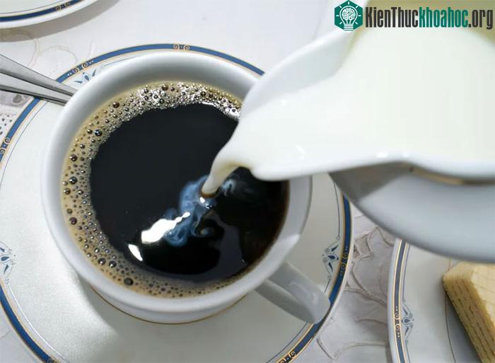 Các chuyên gia khuyên mọi người hạn chế thêm đường, kem hoặc siro vào cà phê.