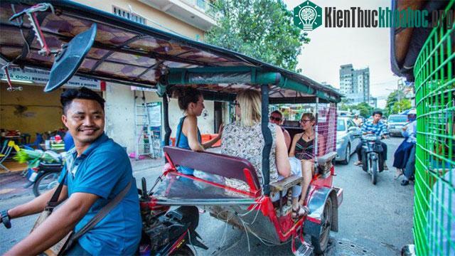 Xe tuk tuk rất phổ biến ở Campuchia.
