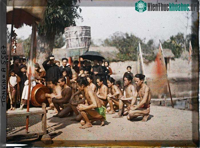 Các đô vật làm lễ tôn vinh Thành Hoàng trước khi giao đấu với nhau