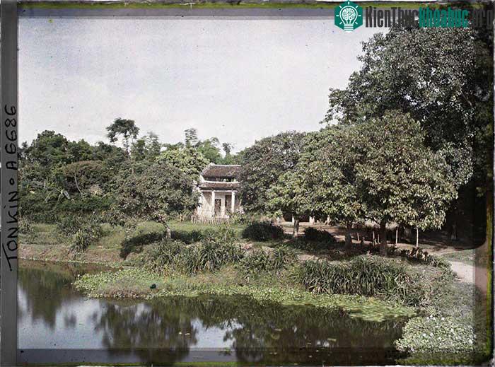Ngôi nhà bên ao nước ở làng Định Công.