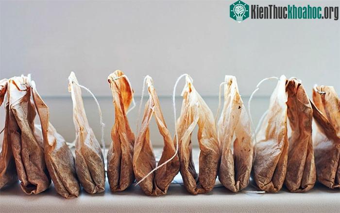 Cho bã trà vào thùng phân bón sẽ giúp tăng tốc độ ủ phân.