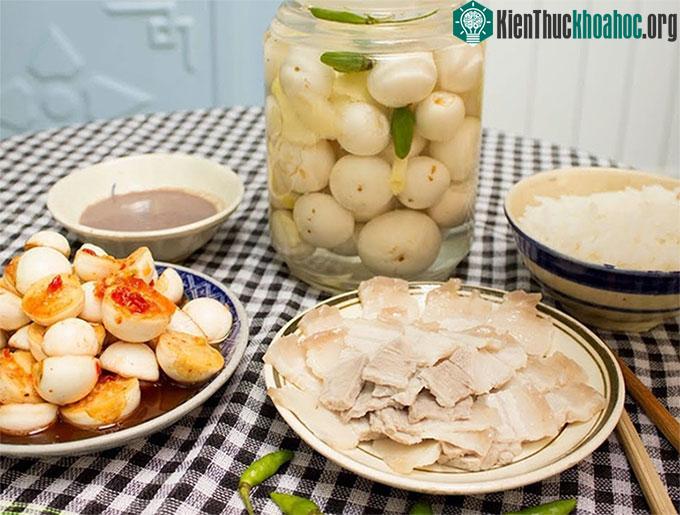 Trước khi muối cà phải rửa sạch nguyên liệu và các dụng cụ để muối.