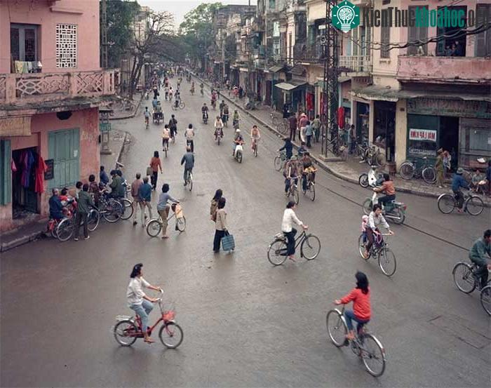 Góc phố Hàng Gai năm 1988 với phương tiện giao thông chủ yếu là xe đạp, số ít đi xe Cub.