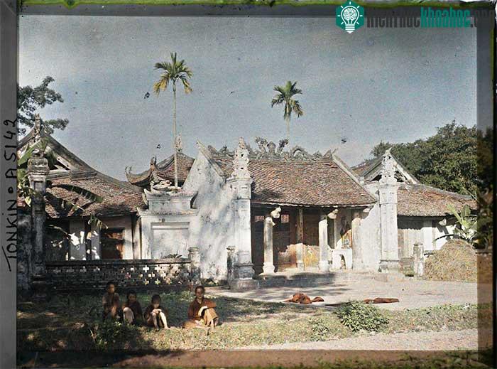 Những đứa trẻ bên ngoài một ngôi chùa ở Thanh Trì, tỉnh Hà Đông