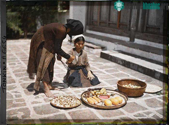 Hai phụ nữ chuẩn bị lễ vật tại một đền chùa.