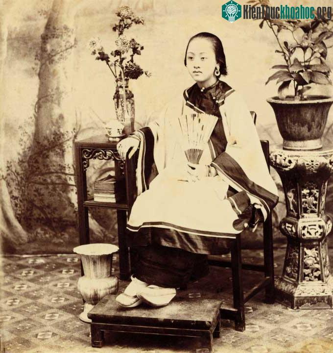 Bức cô gái cầm quạt giấy, chụp khoảng năm 1880.