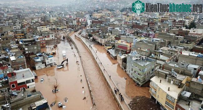 Cảnh ngập lụt khiến cuộc sống đã khó khăn lại bị gián đoạn một lần nữa.