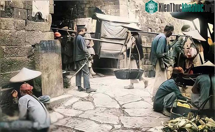 Cổng thành tấp nấp người qua lại giao thương buôn bán