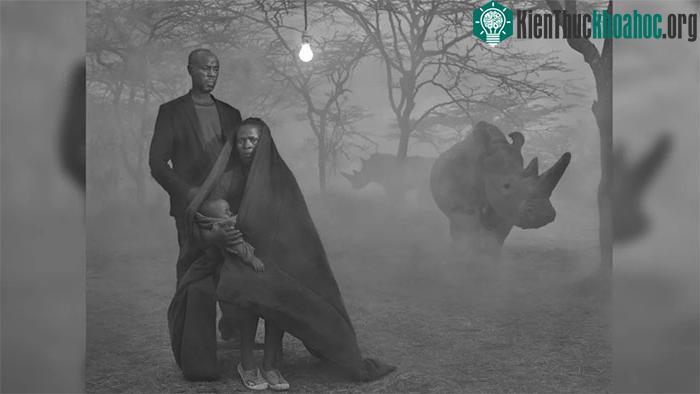 Alice, Stanley và con của họ đã phải di dời khi lũ lụt phá hủy ngôi nhà của họ ở Kenya