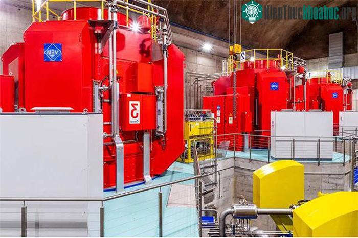 Sảnh turbine của nhà máy thủy điện ngầm, nơi biến nước thành điện.