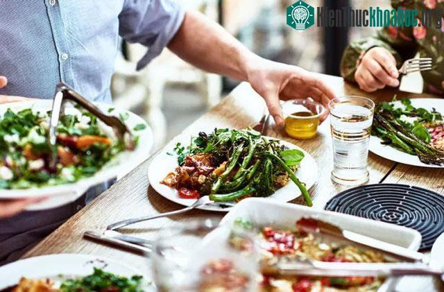 Các bữa ăn ngon là một trong những cách giúp mọi người lại gần nhau hơn.