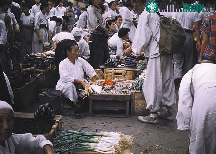 Đường phố Seoul tấp nập người mua kẻ bán