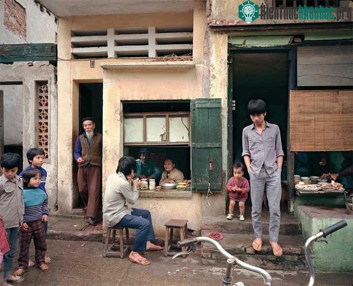 Trước cửa quán ăn ở số 72 phố Mã Mây năm 1988.