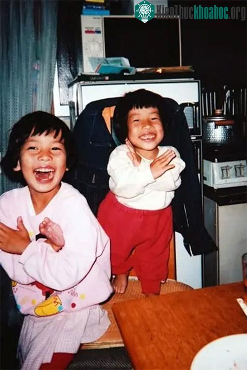 Michie và Yoshie khi còn nhỏ.