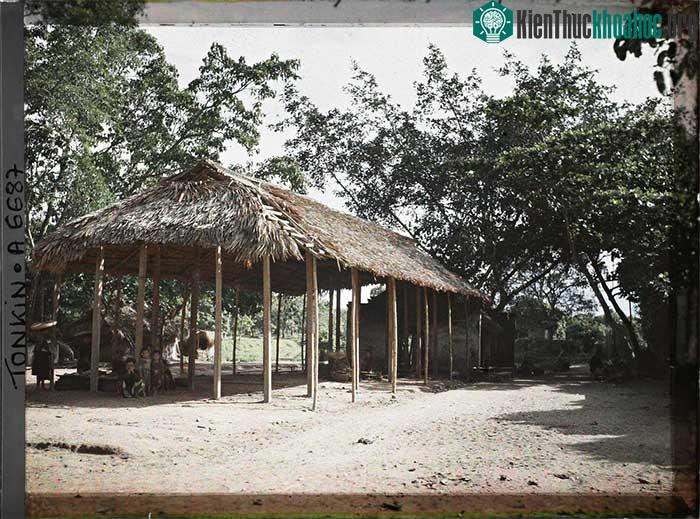 Khu nhà chợ lợp mái tranh ở làng Thanh Liệt, nay thuộc xã Thanh Liệt, huyện Thanh Trì, Hà Nội.